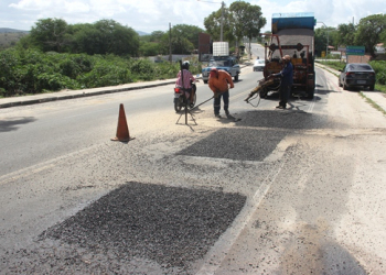 Iniciado o trabalho de tapa buraco da BA 409 trecho Coité/Serrinha