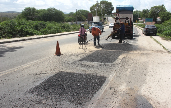Iniciado o trabalho de tapa buraco da BA 409 trecho Coité/Serrinha