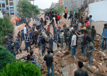 Nepal e Índia contam 1.196 mortes em terremoto no Himalaia neste sábado (25)