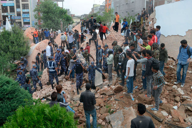 Nepal e Índia contam 1.196 mortes em terremoto no Himalaia neste sábado (25)