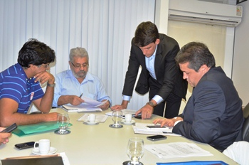 Deputado Alex da Piatã e vereador Danilo Ramos buscam explicações para a falta de pagamento dos terceirizados 