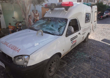 Revoltado por ambulância que levava filho apresentar problema mecânico, homem danifica veículo