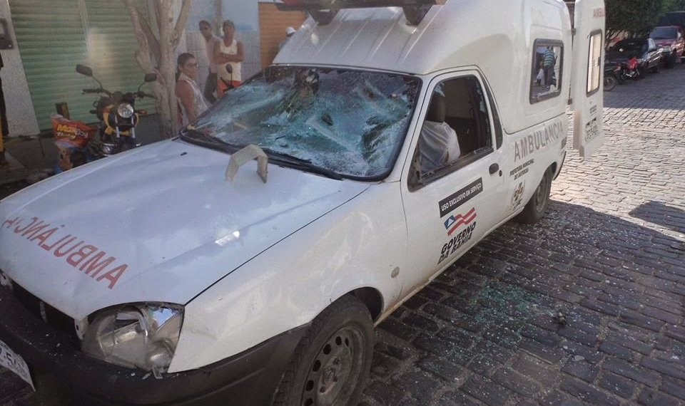 Revoltado por ambulância que levava filho apresentar problema mecânico, homem danifica veículo