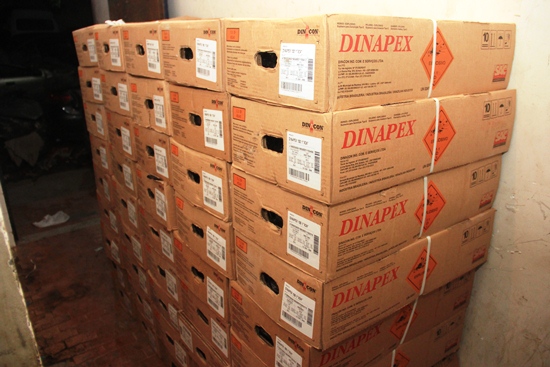 Depois de empilhada as caixas apreendidas.