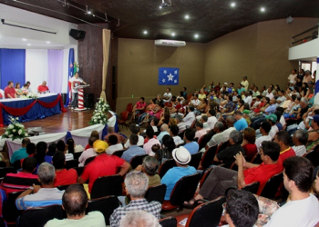 Militância se reúne em assembleia para apoiar o PT