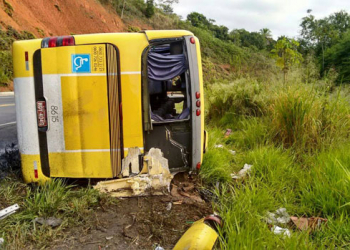Motorista morre e 15 dos 42 passageiros ficam feridos em tombamento de ônibus na BR 101