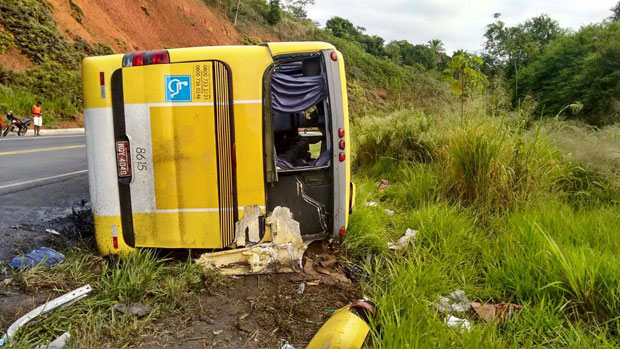 Motorista morre e 15 dos 42 passageiros ficam feridos em tombamento de ônibus na BR 101