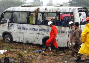 Acidente com micro-ônibus deixa duas pessoas mortas e 15 feridos na BR-101