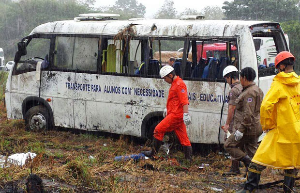 Acidente com micro-ônibus deixa duas pessoas mortas e 15 feridos na BR-101