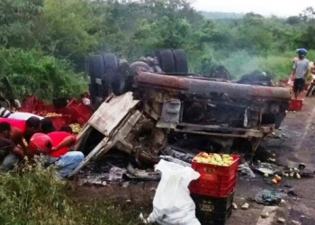Caminhoneiro morre carbonizado após veículo tombar na BA-130, próximo a Ruy Barbosa