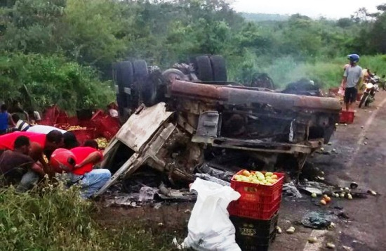 Caminhoneiro morre carbonizado após veículo tombar na BA-130, próximo a Ruy Barbosa