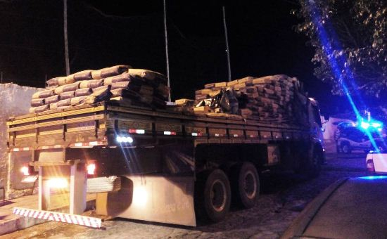 PM de Valente apreende aproximadamente uma tonelada de explosivos que estava sendo transportados em caminhão