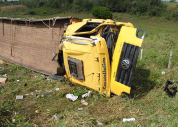 Caminhão carregado de manga e melão tomba na BA 130