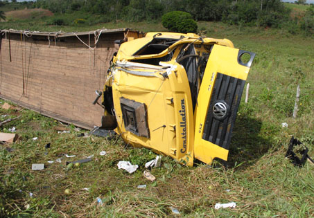 Caminhão carregado de manga e melão tomba na BA 130