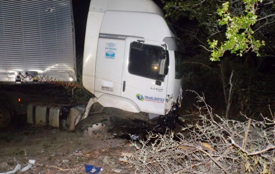 Colisão na BR 324 entre Crossfox e Carreta mata casal; mulher estava grávida de 7 meses