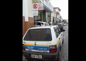 Coité – Veículo da Prefeitura estacionado em local proibido chama atenção de internauta