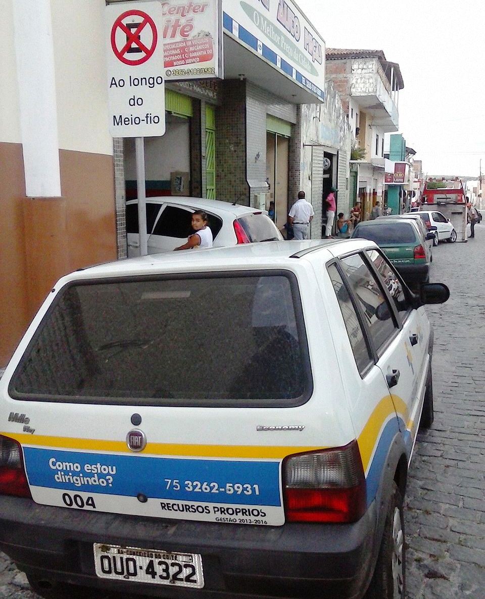 Coité – Veículo da Prefeitura estacionado em local proibido chama atenção de internauta