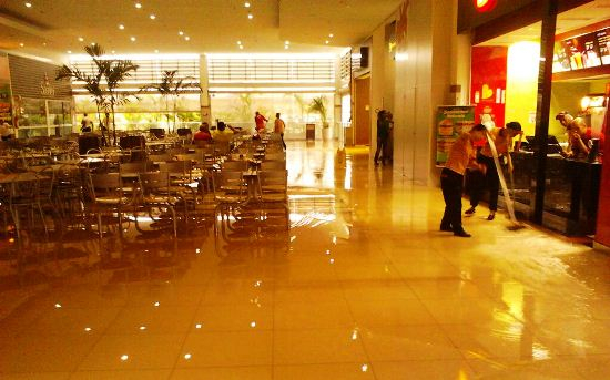 Forte temporal deixa Serrinha inundada, até o Shopping foi invadido pela água