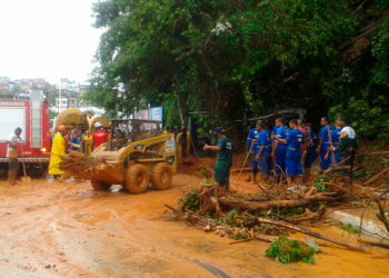 Salvador – Após deslizamento de terra, vias da Av. Juracy Magalhães seguem interditadas