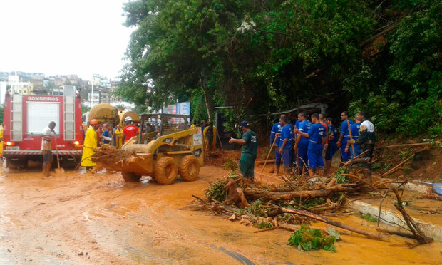 Salvador – Após deslizamento de terra, vias da Av. Juracy Magalhães seguem interditadas