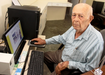 Coité – Para se manter informado, idoso de 91 anos, aprende navegar na internet