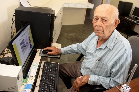 Coité – Para se manter informado, idoso de 91 anos, aprende navegar na internet