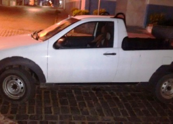 Policiais do 16º BPM/Serrinha recupera veículo roubado e prende três ocupantes