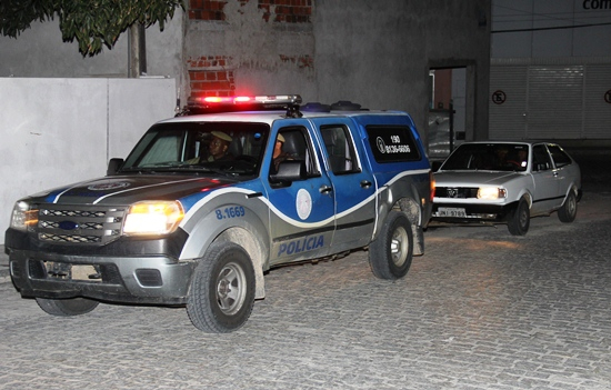Policia Militar prende homem em flagrante minutos depois de furtar carro durante festival de prêmios em Coité