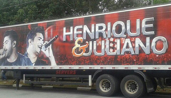 Carreta com equipamentos da dupla Henrique e Juliano é roubada; motorista é feito refém