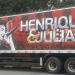 Carreta com equipamentos da dupla Henrique e Juliano é roubada; motorista é feito refém