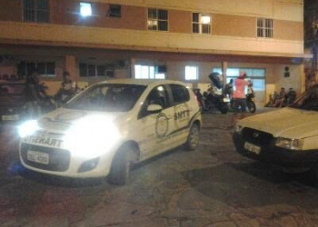 Jovem bate moto em fundo de carro parado e morre em Jacobina