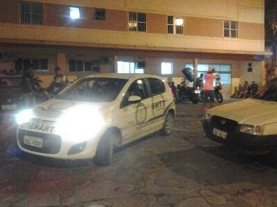 Jovem bate moto em fundo de carro parado e morre em Jacobina