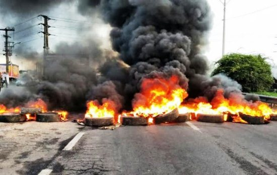 Manifestantes fecham BR 324 Feira de Santana/ Salvador em protesto contra PL 4330
