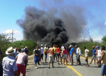Santaluz – Manifestantes voltam a interditar rodovia BA 120, e pedem urgência na recuperação