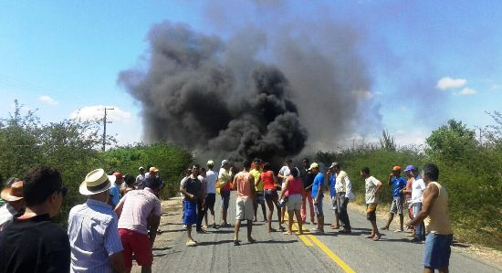 Santaluz – Manifestantes voltam a interditar rodovia BA 120, e pedem urgência na recuperação