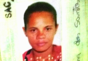 Mulher morre por asfixia depois de ser forçada a engolir uma touca de cabelo