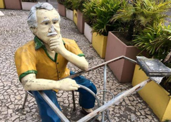 Ilhéus: estátua de Jorge Amado é alvo de vandalismo