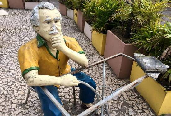 Ilhéus: estátua de Jorge Amado é alvo de vandalismo