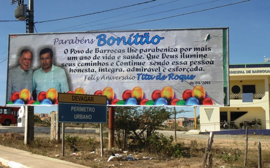 Irreverente, vice governador parabeniza vice prefeito de Barrocas em outdoor o chamando de “Bonitão”