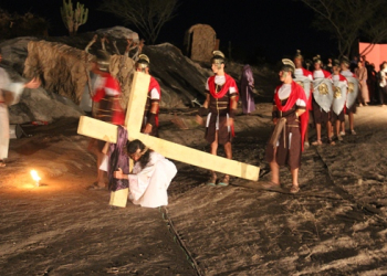 Encenação da Paixão de Cristo emociona multidão na cidade de Valente