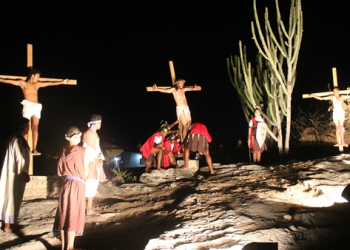Encenação da Paixão de Cristo emociona multidão na cidade de Valente