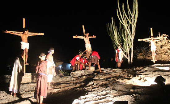 Encenação da Paixão de Cristo emociona multidão na cidade de Valente