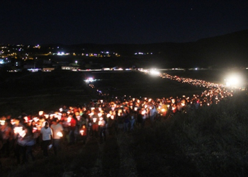 Procissão do Fogaréu em Serrinha completou 85 anos; bispo disse que foi a maior que já viu desde sua chegada
