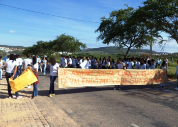 Estudantes do IFBA fecham trecho da BR 324 para reivindicar redutores de velocidade