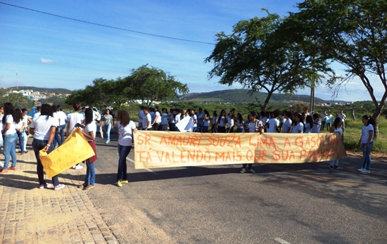 Estudantes do IFBA fecham trecho da BR 324 para reivindicar redutores de velocidade