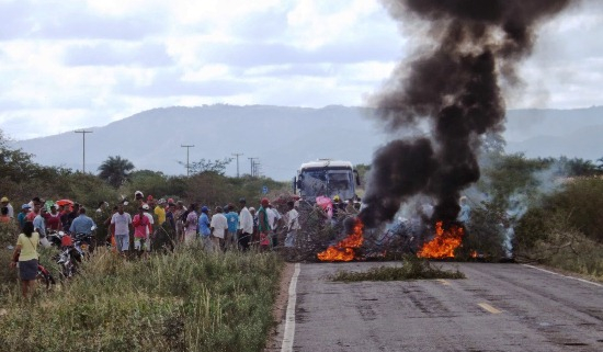 Para protestar contra abandono de aterro sanitário, moradores da Fazenda Fechado, fecham rodovia que liga Itiúba a Filadélfia.