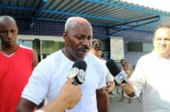 Boxeador Holyfield é agredido por ambulantes no centro de Salvador
