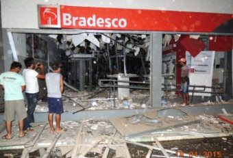 Bandidos explodem agências bancárias em Tanque Novo