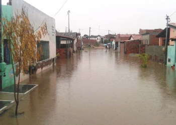 Forte temporal deixou bairro de São Domingos intransitável e casas alagadas
