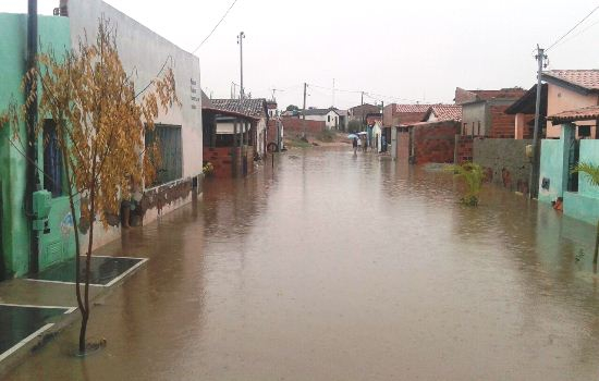 Forte temporal deixou bairro de São Domingos intransitável e casas alagadas